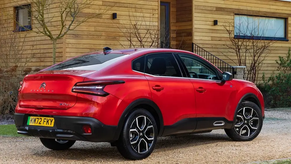 Las líneas coupé dejan ver un nuevo estilo de auto en Fiat.
