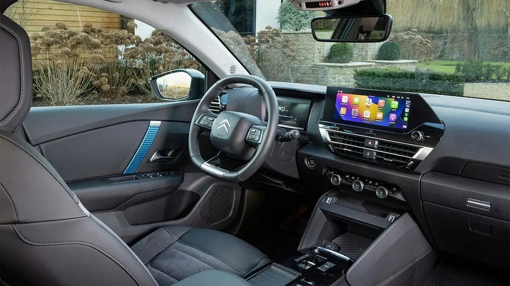 El interior del auto sedán de Citroën sigue el diseño del C3, pero más completo.