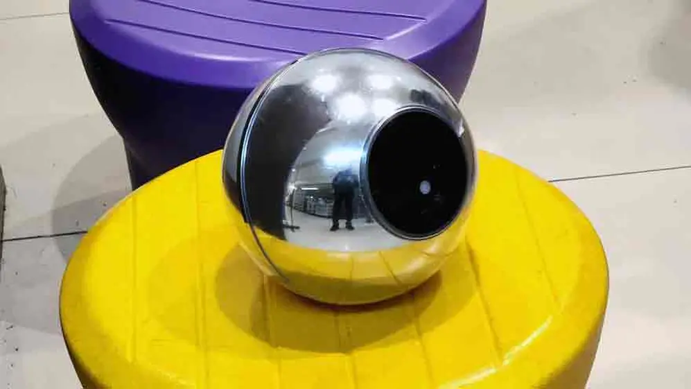 Un Orb en un puesto de Worldcoin en un pasaje debajo del Obelisco de Buenos Aires.