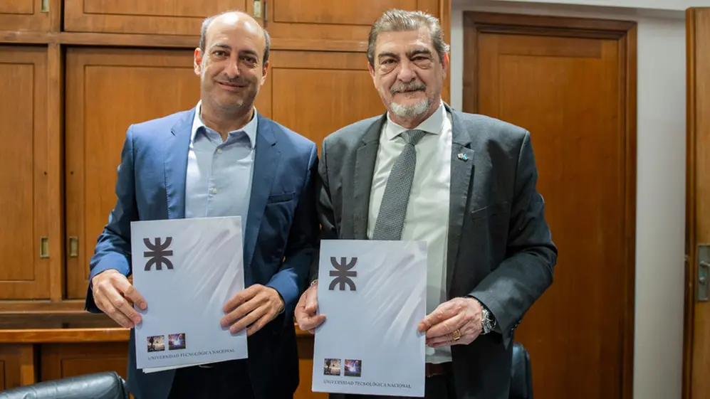 De izquierd.a  a derecha. Carlos Cirimelo,  Presidente de AECA  y Ruben Soro, Rector de la UTN.