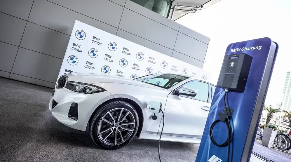 El BMW Serie 3 ahora es híbrido enchufabable.