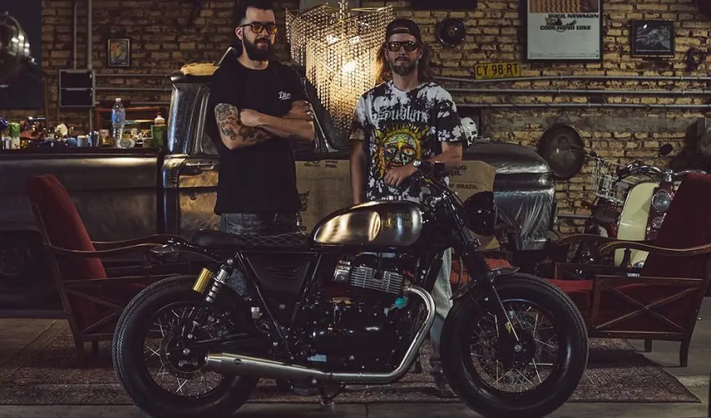 Royal Enfield estilo Draf, junto a Tincho y Tocho del taller Vida Bandida