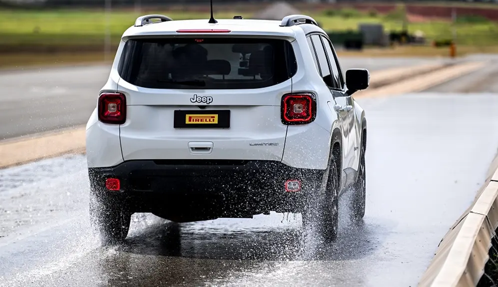El nuevo Pirelli P7 ayuda a evitar el aquaplaning.