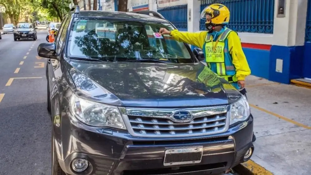 Un auto mal estacionado puede ser acarreado por la grúa.