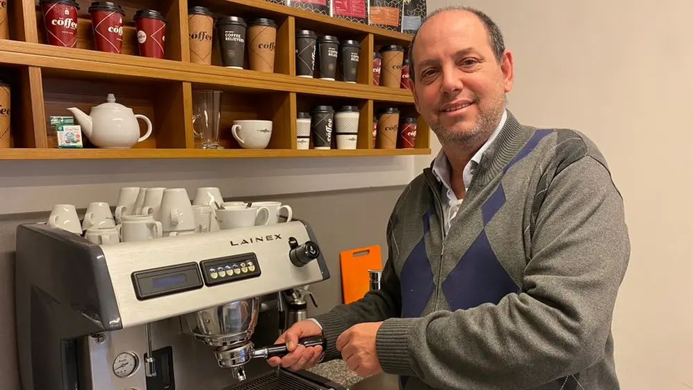 A Sebastián Kantor le dijeron que no en Starbucks y ahora tiene 54 franquicias de su propia cafetería