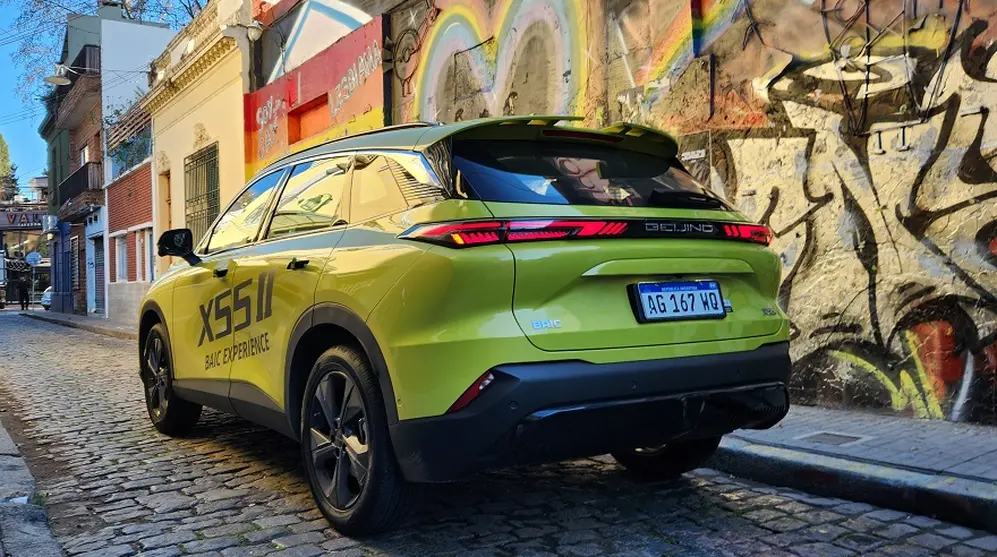 El nuevo SUV destaca el logo de Beijing en el baúl.