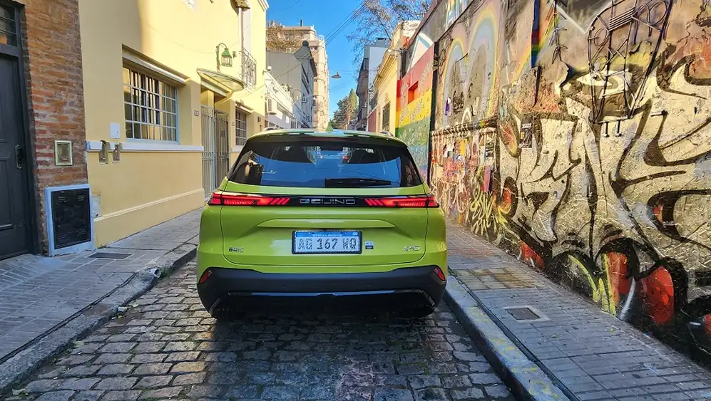 De atrás, el Baic X55 II tiene aspecto deportivo.