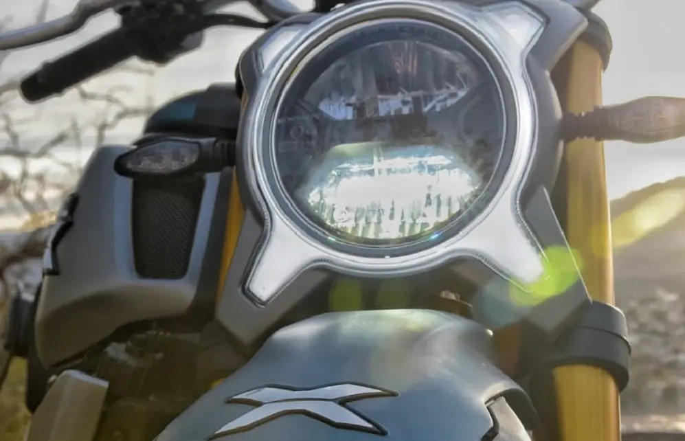 Un fato redondo con toques retro, los detalles de la nueva moto de 693 cc.