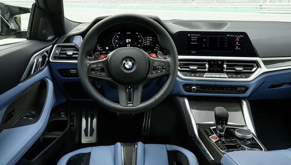 Por dentro, esta coupé tiene todos los detalles bien deportivos.