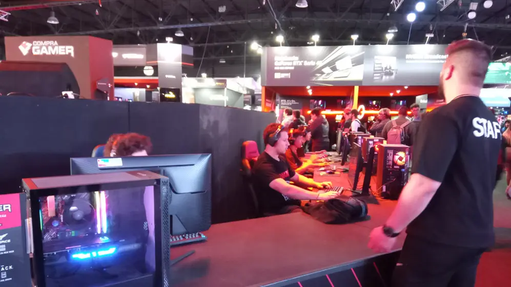 Algunos de los equipos desplegados para probar en el espacio de Compra Gamer.