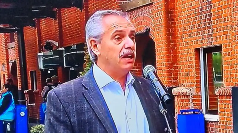 Alberto Fernández habla con los periodistas que se acercaron a la sede de la UCA