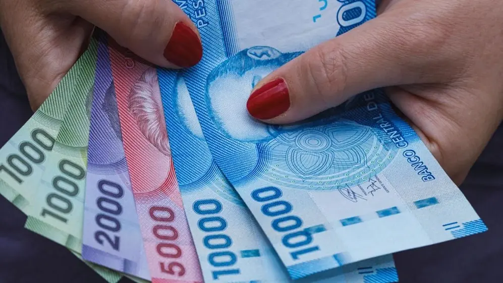 Además de usar tarjetas, se recomienda llevar pesos chilenos en efectivo