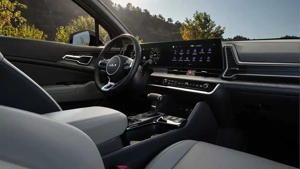 El interior del Sportage está orientado al conductor, de líneas modernas.