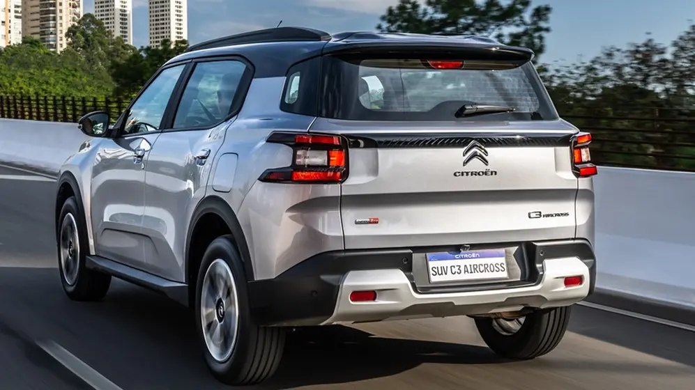 El C3 Aircross termina con un portón recto con un diseño negro brillante que resalta de un extremo a otro.