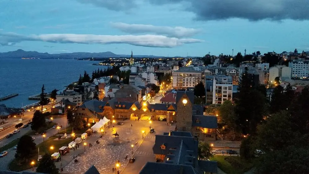 La ciudad de San Carlos de Bariloche se disfruta de día y de noche