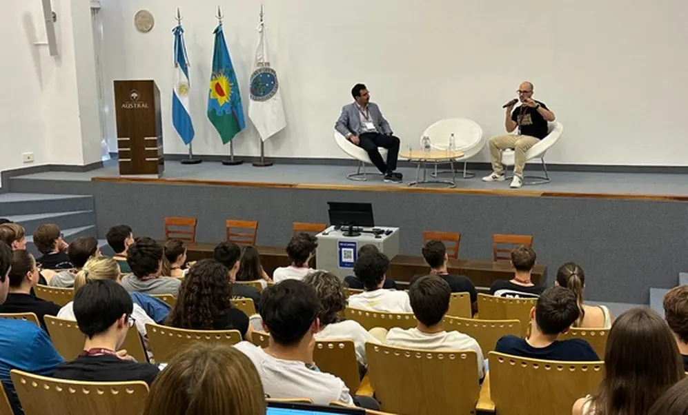 Gastón Gadea, director de la carrera de Ingeniería Informática de la Universidad Austral, y Vinicius  Volpate, gerente de Operaciones de Binance para América Latina.