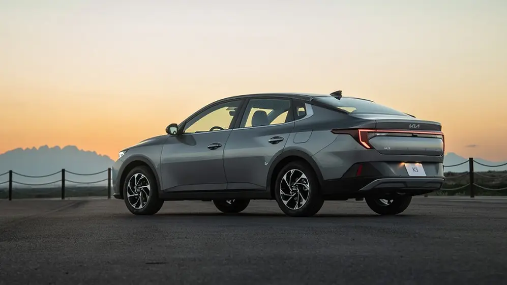 El nuevo Kia K3 sedán enfrentará al Nissan Versa mexicano.