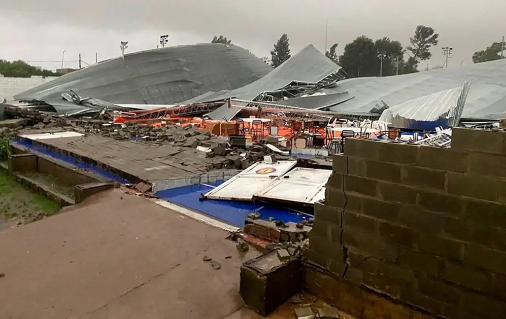 Un tornado azotó a Bahía Blanca, al menos 13 muertos y personas atrapadas debajo de los escombros