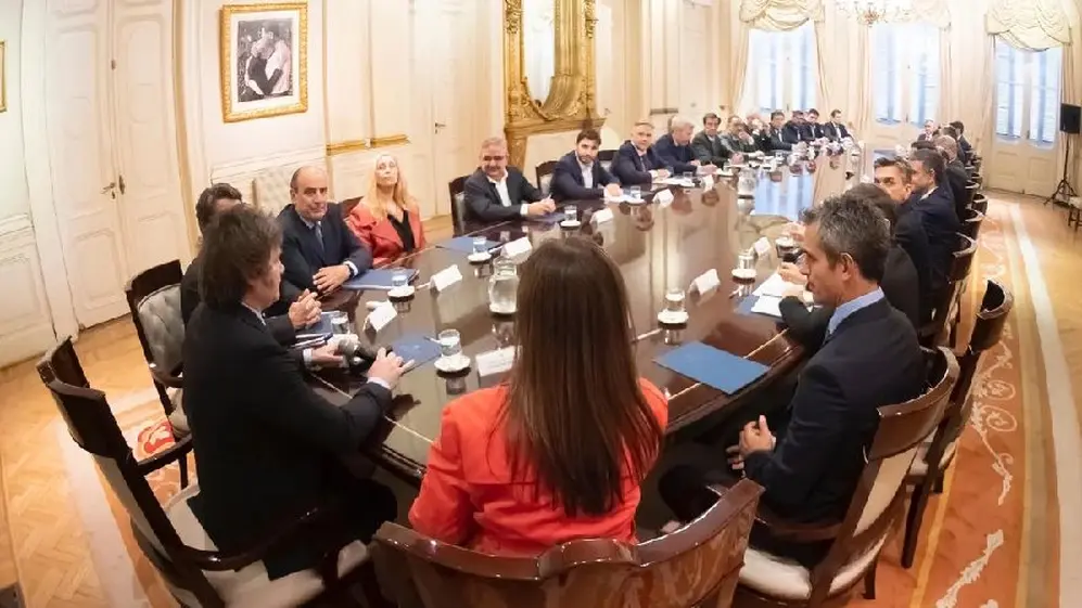 Ante el reclamo de los gobernadores, Milei negó la posibilidad de coparticipar el impuesto al cheque, pero cedió con Ganancias
