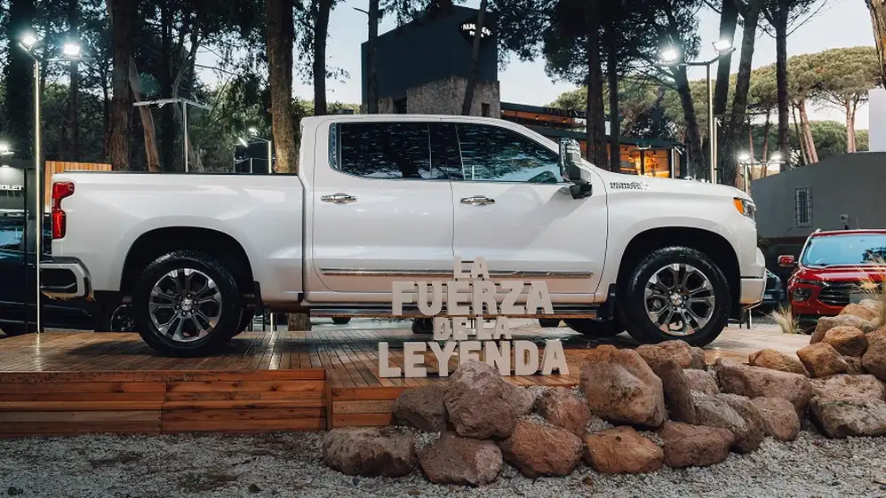 La camioneta Silverado tiene un motor V8.