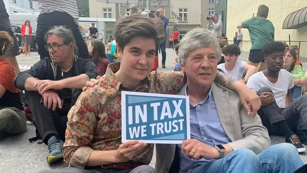 Marlene Engelhorn manifestándose en Davos.