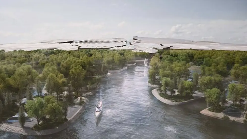 La ciudad está rodeada de docenas de islas artificiales y canales por donde se puede navegar.