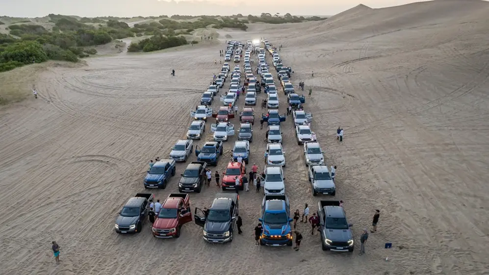 Más de 100 camionetas participaron de la travesía.