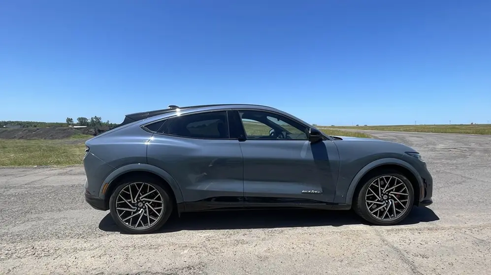 El Mustang Mach-E es un SUV eléctrico, pero acelera de 0 a 100 en 3.8 segundos.