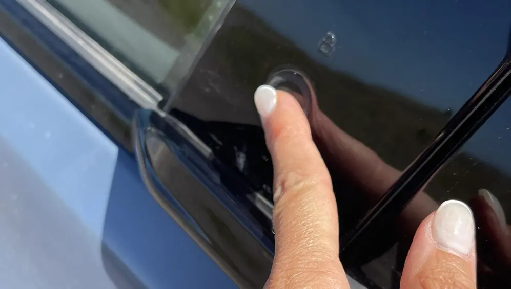 La tecnología del SUV está en todos lados: se abre la puerta con un botón.