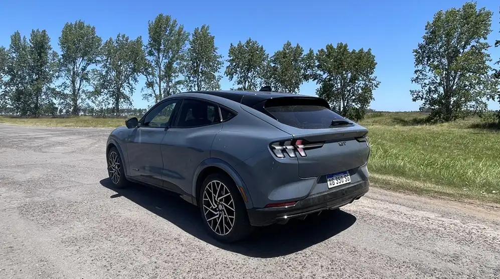 Con una silueta elevada, el Mustang Mach-E mantiene la magia con detalles del muscle car Mustang GT.