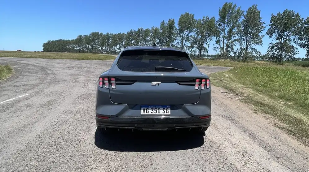 Las líneas de SUV no quitan aerodinámica al Mustang Mach-E, que tiene 487CV.
