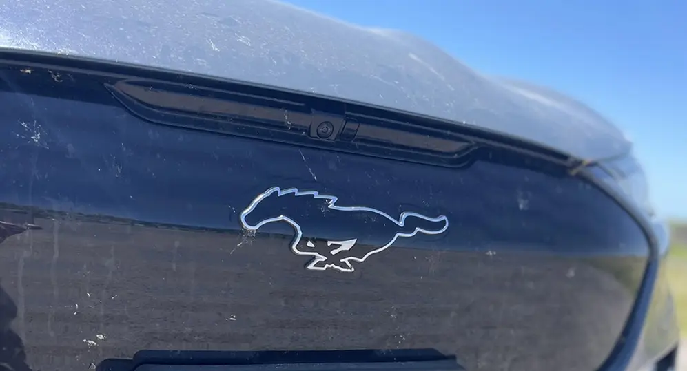 El logo de Mustang mantiene la impronta del icónico muscle car.