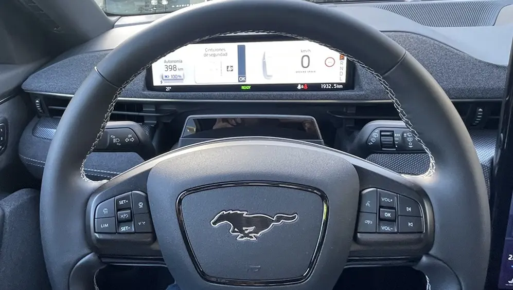 El tablero digital indica la autonomía y porcentaje de batería del auto SUV eléctrico.