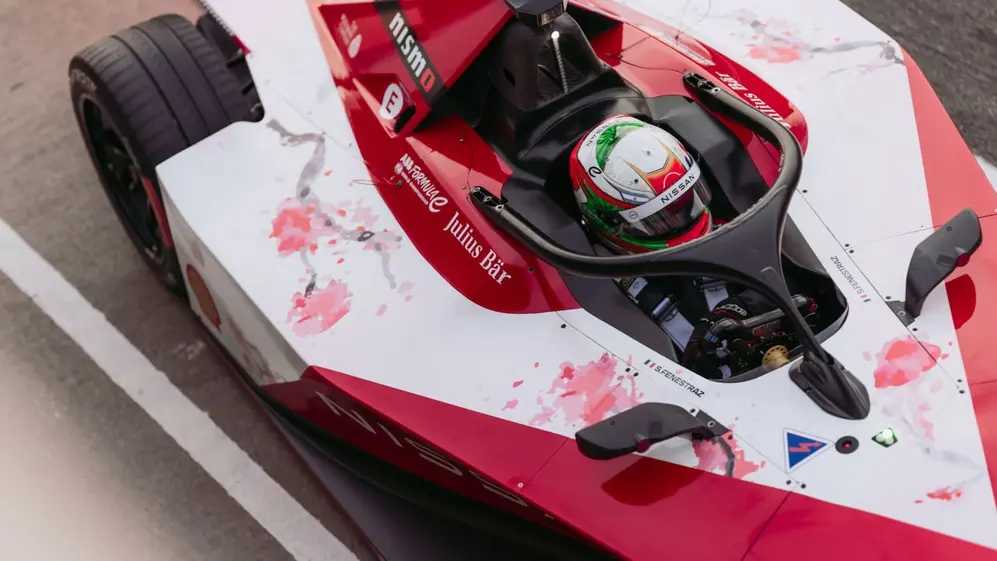 El cerezo japonés es parte de la decoración del auto de Nissan.