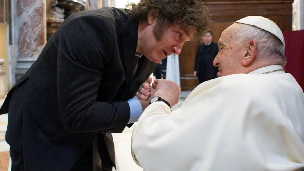 Javier Milei se mostró feliz al saludar al Papa Francisco.