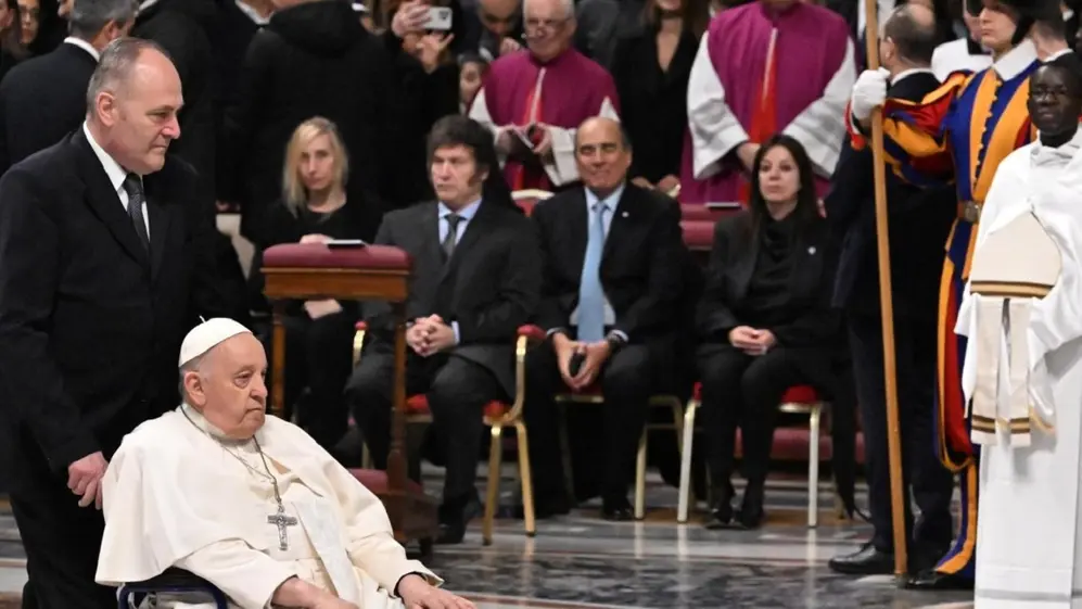 El Papa fue trasladado en su silla de ruedas.