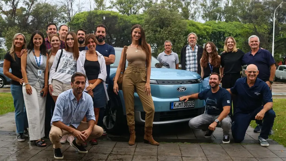 Retrato final de los periodistas invitados a charlar con Lexie en la planta de Ford, en Pacheco.