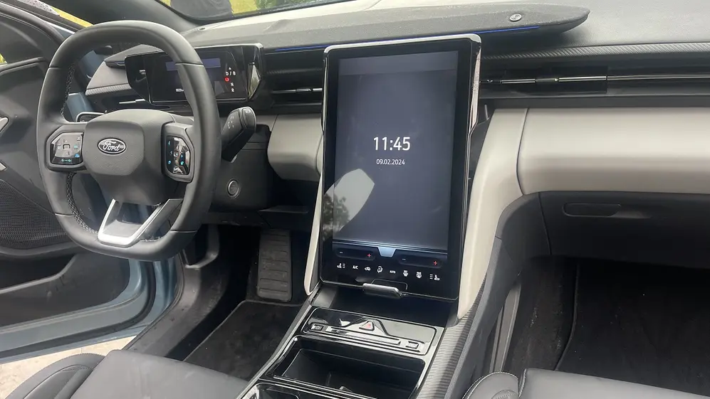 El Ford Explorer de Lexie por dentro, con su mega pantalla de 15 pulgadas que sube y baja.