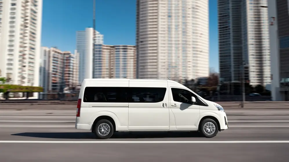El nuevo Toyota Hiace ofrece una versión de pasajeros y una de carga.