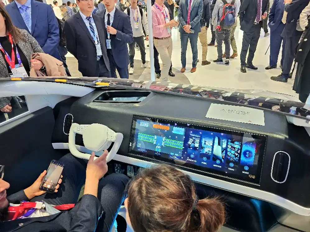 Demostración de nuevas aplicaciones en un automóvil en el MWC.