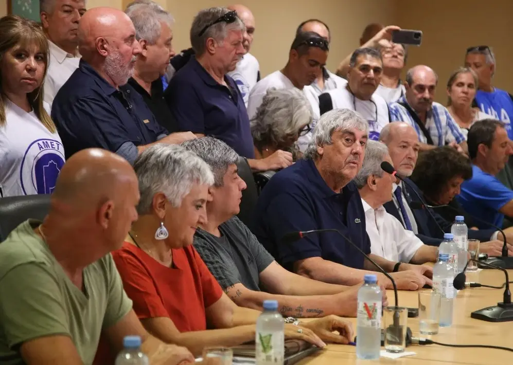 Los gremios docentes nucleados y la CGT y CTERA convocaron a un paro para este jueves