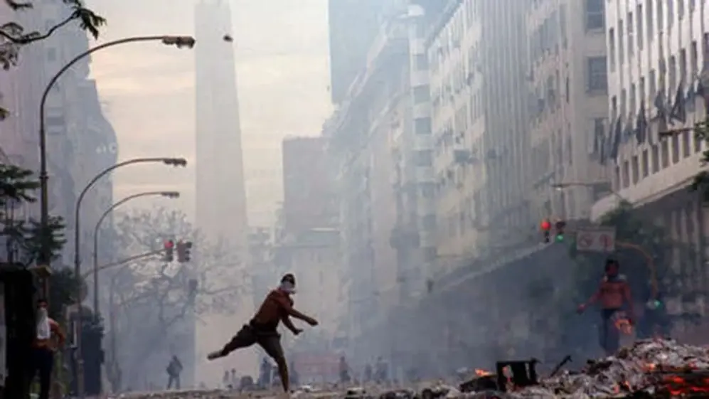 Un manifestante arroja piedras durante las protestas del 19 y 20 de diciembre de 2001.