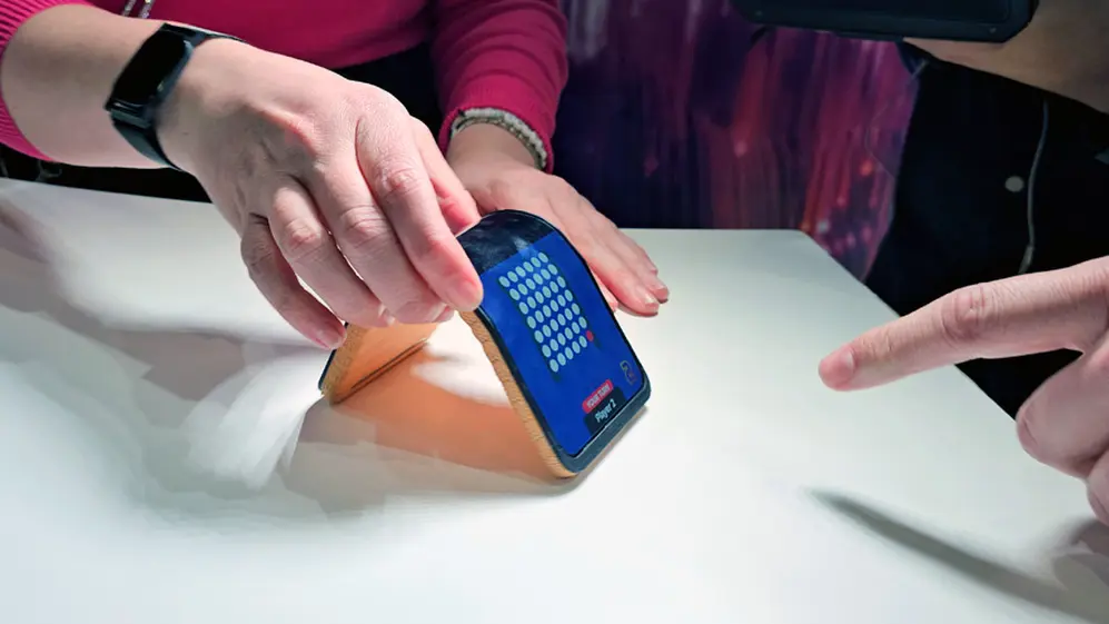 El celular enrollable de Motorola se robó la atención de los asistentes del MWC.