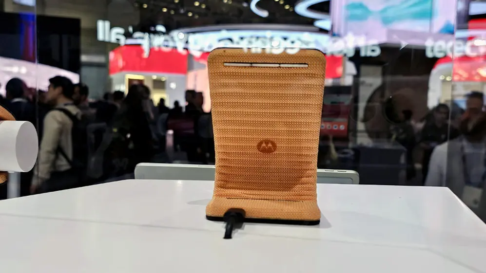 Parte trasera del celular enrollable de Motorola.
