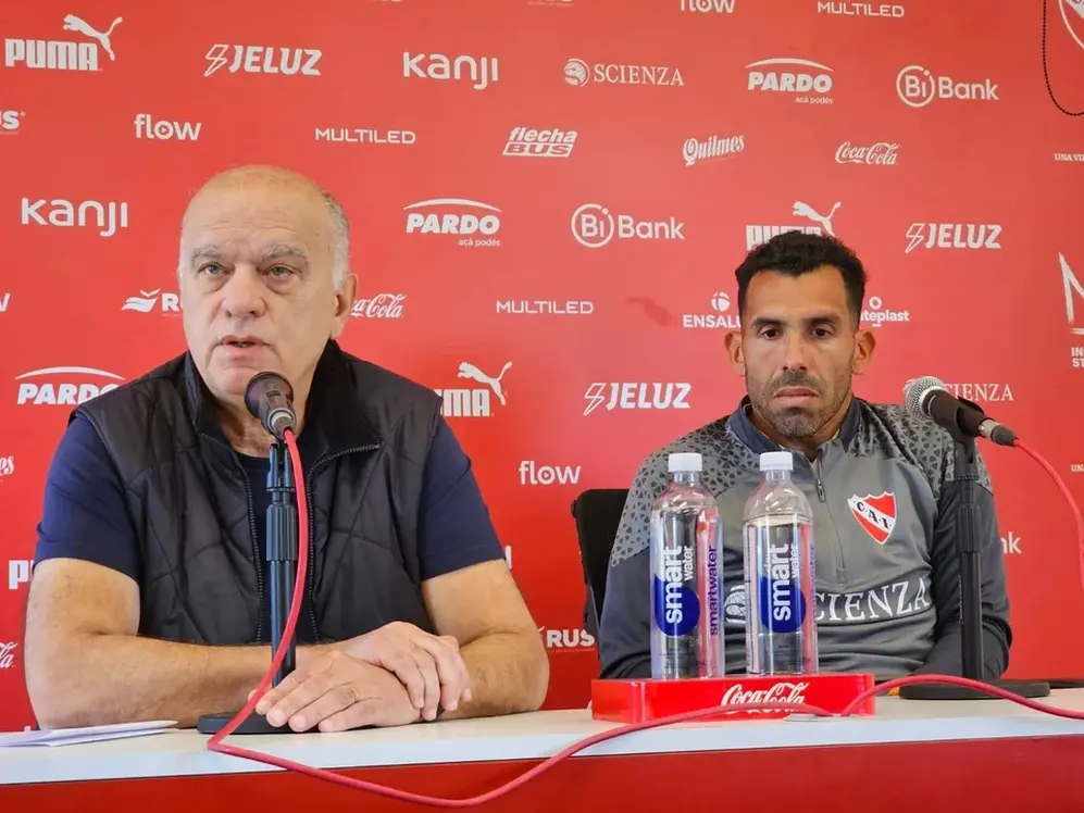 Carlos Tevez brindó una conferencia de prensa junto al presidente de Independiente Néstor Grindetti