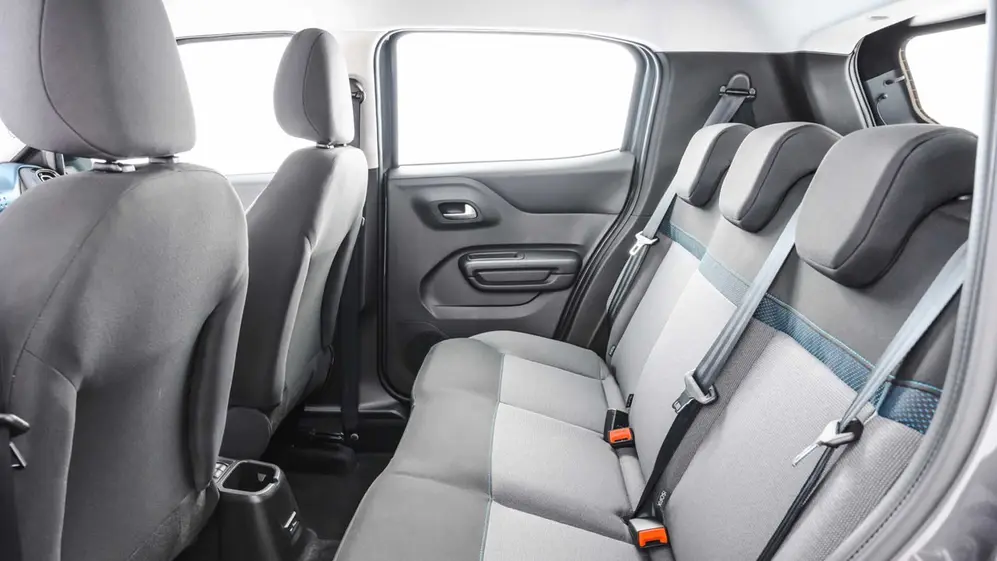 Las plazas traseras del Citroën C3 tienen espacio para tres personas.
