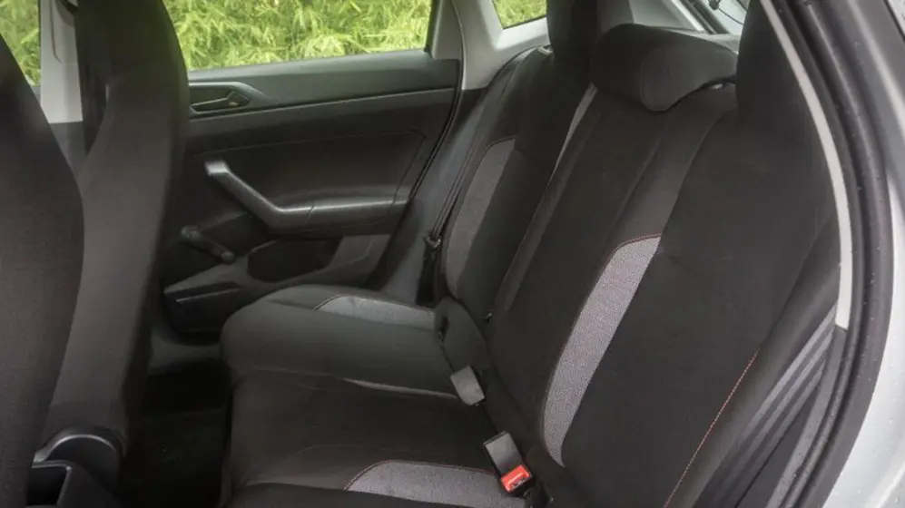 En el Volkswagen Polo, entran la misma cantidad de personas que en su competidor.