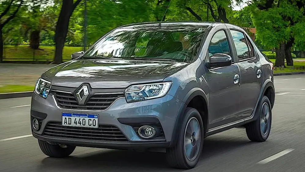 Renault Logan sube poco de precio y queda más barato que Toyota Yaris.