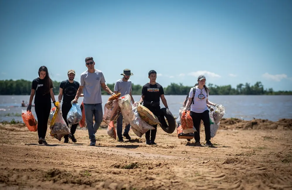 Desde 2016, el colectivo Más Río Menos Basura ha estado llevando a cabo una iniciativa anual para abordar la creciente preocupación por la contaminación en la ribera del río Paraná