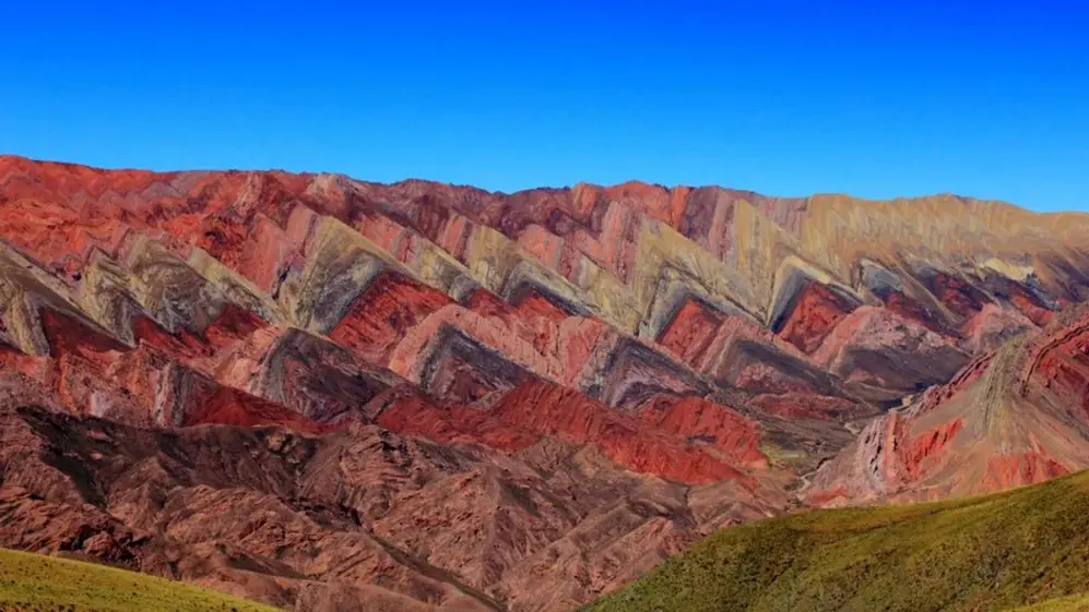La Serranía del Hornocal, en Jujuy, es conocida como la montaña de los 14 colores